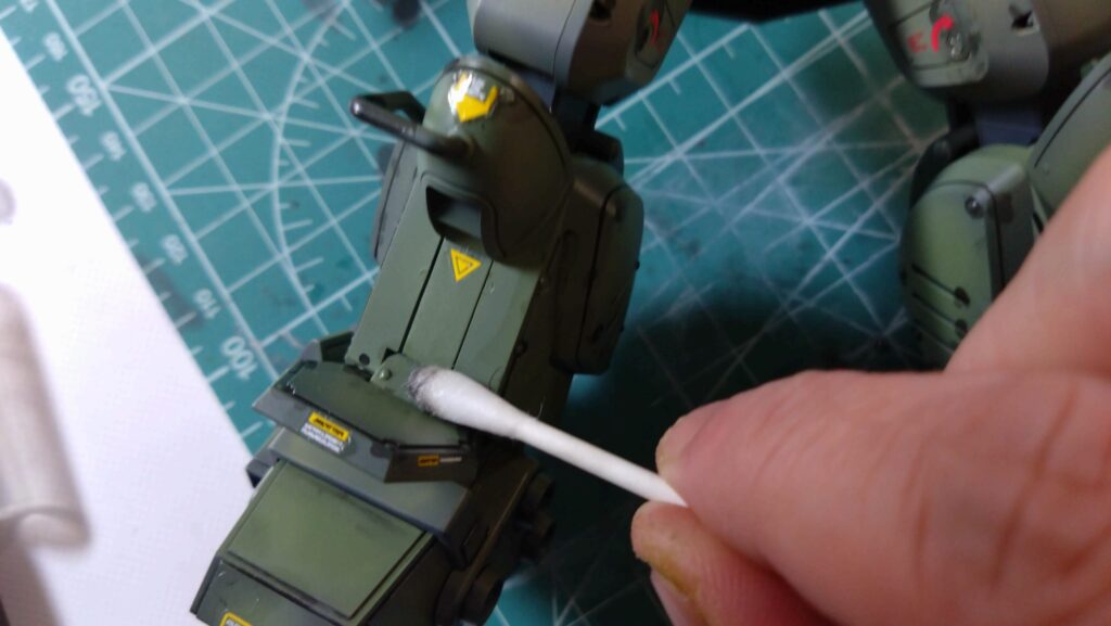 ウェーブ（WAVE）の1/24スケール スコープドッグ レッドショルダーカスタムを汚して完成させます。⑨　スミ入れしつつ、初めてのウォッシングを施します。（装甲騎兵ボトムズ）の画像