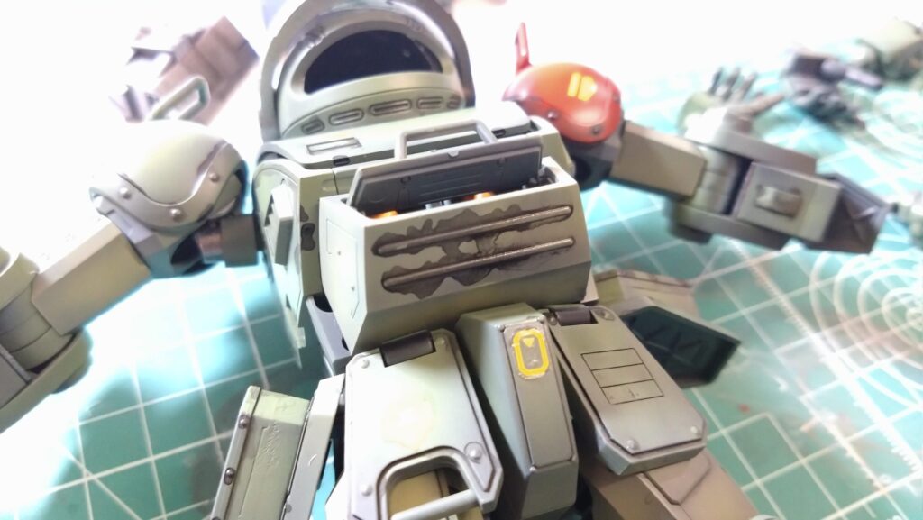 ウェーブ（WAVE）の1/24スケール スコープドッグ レッドショルダーカスタムを汚して完成させます。⑨　スミ入れしつつ、初めてのウォッシングを施します。（装甲騎兵ボトムズ）の画像