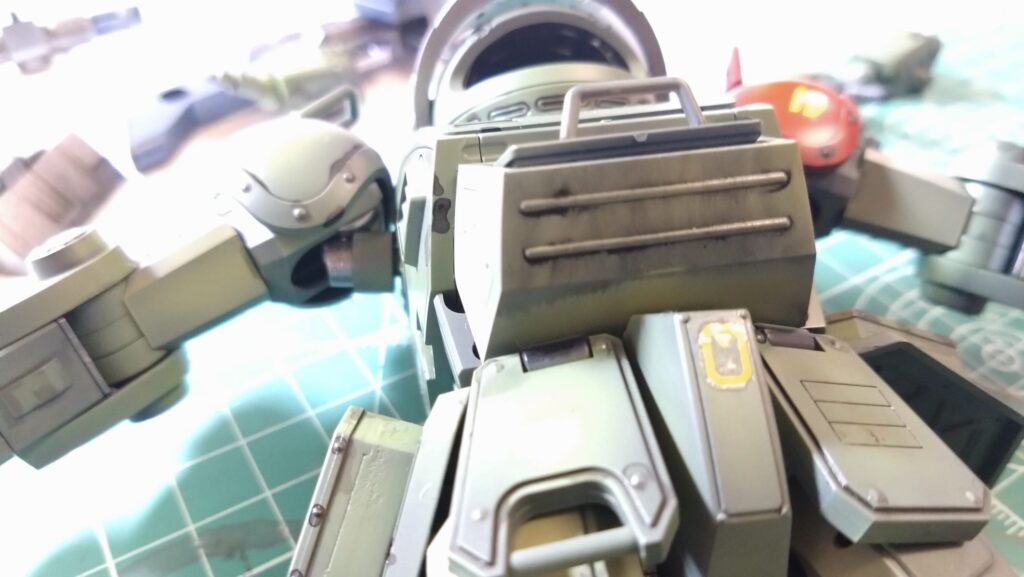 ウェーブ（WAVE）の1/24スケール スコープドッグ レッドショルダーカスタムを汚して完成させます。⑨　スミ入れしつつ、初めてのウォッシングを施します。（装甲騎兵ボトムズ）の画像