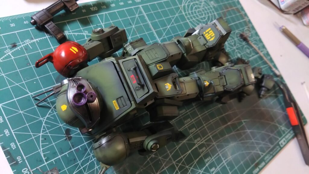 ウェーブ（WAVE）の1/24スケール スコープドッグ レッドショルダーカスタムを汚して完成させます。⑨　スミ入れしつつ、初めてのウォッシングを施します。（装甲騎兵ボトムズ）の画像