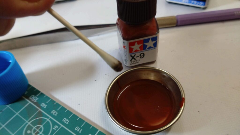 ウェーブ（WAVE）の1/24スケール スコープドッグ レッドショルダーカスタムを汚して完成させます。⑨　スミ入れしつつ、初めてのウォッシングを施します。（装甲騎兵ボトムズ）の画像