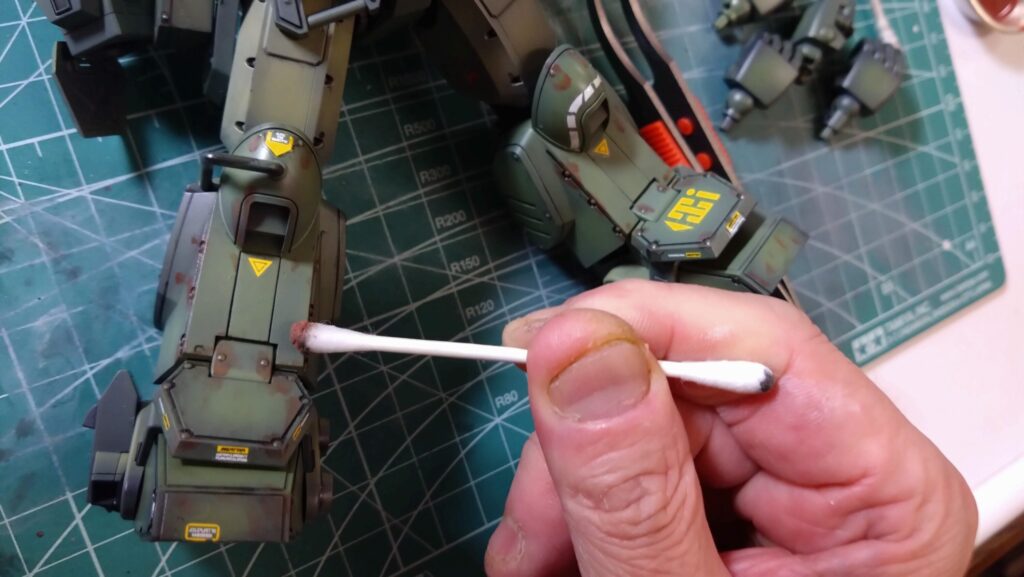 ウェーブ（WAVE）の1/24スケール スコープドッグ レッドショルダーカスタムを汚して完成させます。⑨　スミ入れしつつ、初めてのウォッシングを施します。（装甲騎兵ボトムズ）の画像