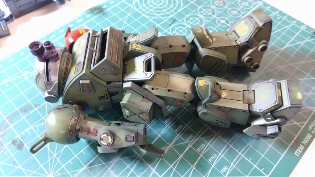 ウェーブ（WAVE）の1/24スケール スコープドッグ レッドショルダーカスタムを汚して完成させます。⑨　スミ入れしつつ、初めてのウォッシングを施します。（装甲騎兵ボトムズ）の画像