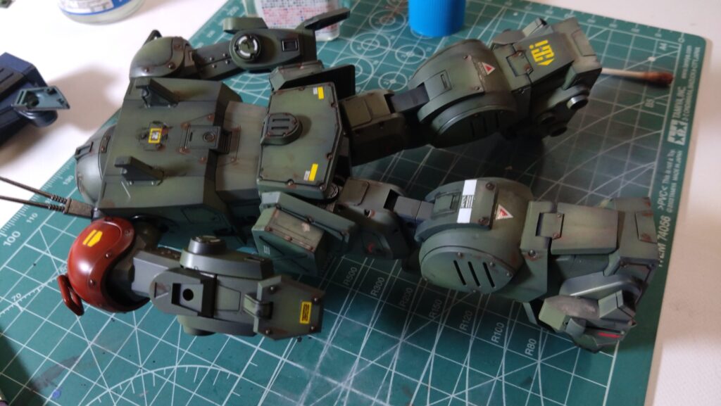 ウェーブ（WAVE）の1/24スケール スコープドッグ レッドショルダーカスタムを汚して完成させます。⑨　スミ入れしつつ、初めてのウォッシングを施します。（装甲騎兵ボトムズ）の画像