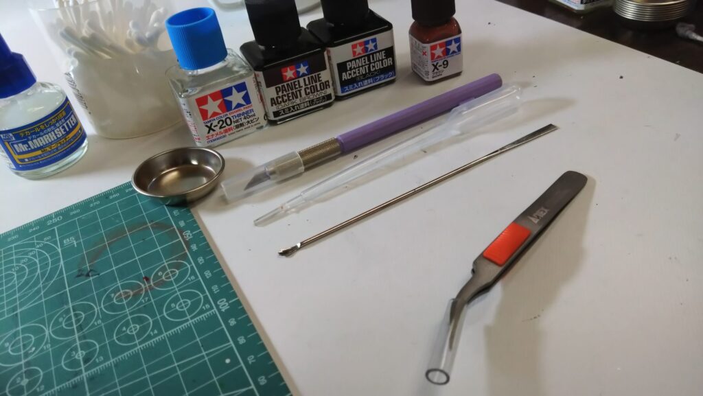 ウェーブ（WAVE）の1/24スケール スコープドッグ レッドショルダーカスタムを汚して完成させます。⑨　スミ入れしつつ、初めてのウォッシングを施します。（装甲騎兵ボトムズ）の画像