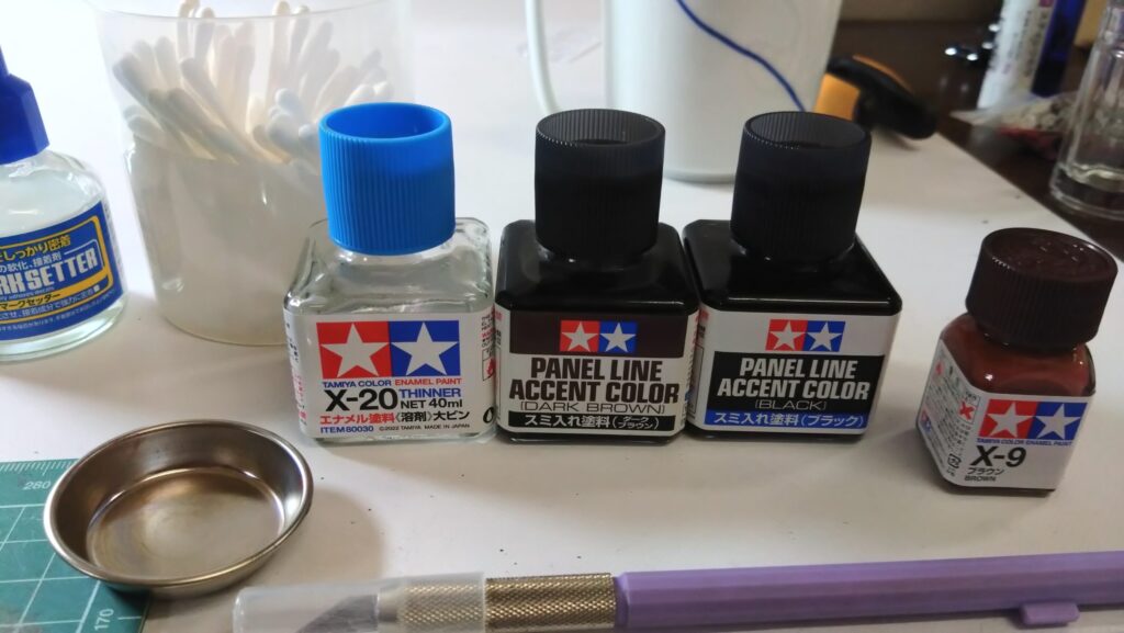 ウェーブ（WAVE）の1/24スケール スコープドッグ レッドショルダーカスタムを汚して完成させます。⑨　スミ入れしつつ、初めてのウォッシングを施します。（装甲騎兵ボトムズ）の画像