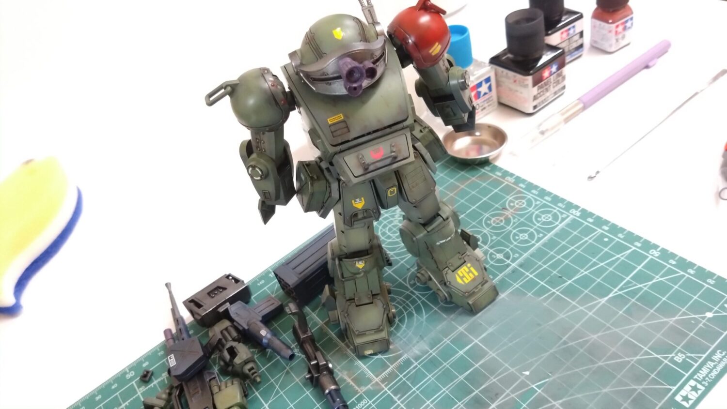 ウェーブ（WAVE）の1/24スケール スコープドッグ レッドショルダーカスタムを汚して完成させます。⑨　スミ入れしつつ、初めてのウォッシングを施します。（装甲騎兵ボトムズ）の画像