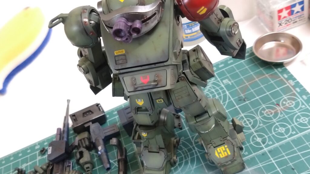 ウェーブ（WAVE）の1/24スケール スコープドッグ レッドショルダーカスタムを汚して完成させます。⑨　スミ入れしつつ、初めてのウォッシングを施します。（装甲騎兵ボトムズ）の画像