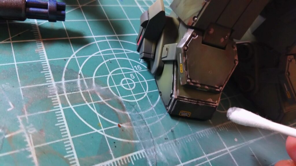 ウェーブ（WAVE）の1/24スケール スコープドッグ レッドショルダーカスタムを汚して完成させます。⑩　チッピングを施して塗装の剝がれや擦れを表現する。（装甲騎兵ボトムズ）の画像