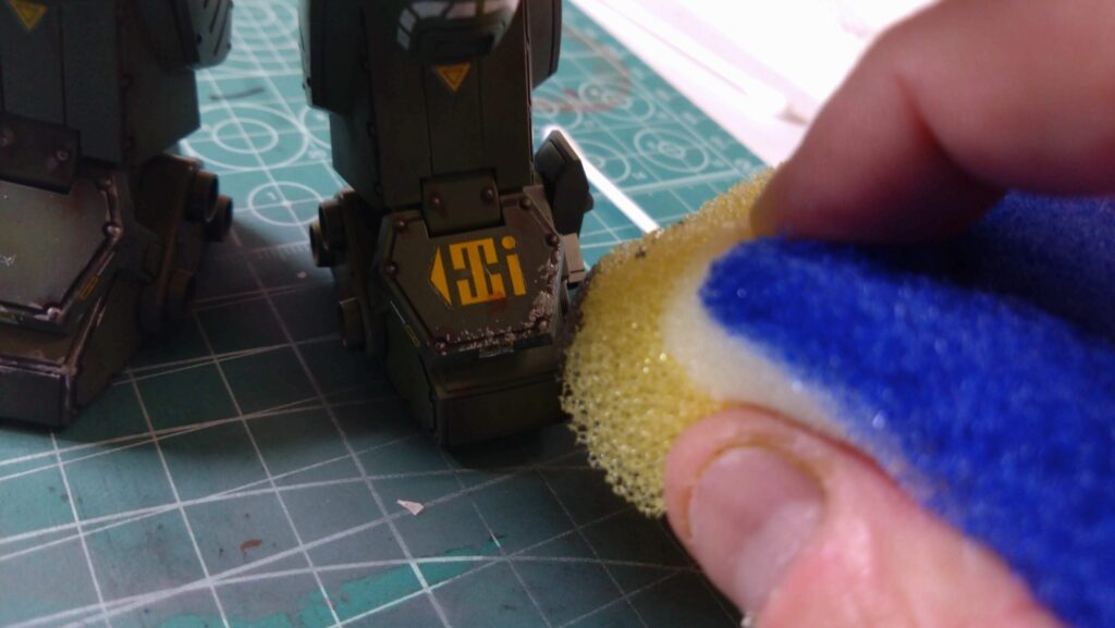 ウェーブ（WAVE）の1/24スケール スコープドッグ レッドショルダーカスタムを汚して完成させます。⑩　チッピングを施して塗装の剝がれや擦れを表現する。（装甲騎兵ボトムズ）の画像