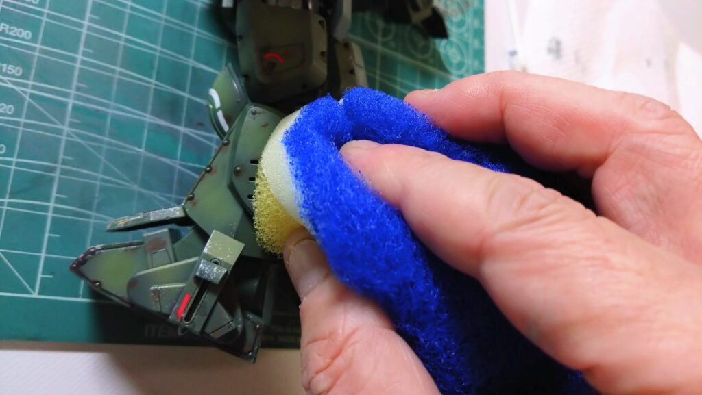 ウェーブ（WAVE）の1/24スケール スコープドッグ レッドショルダーカスタムを汚して完成させます。⑩　チッピングを施して塗装の剝がれや擦れを表現する。（装甲騎兵ボトムズ）の画像