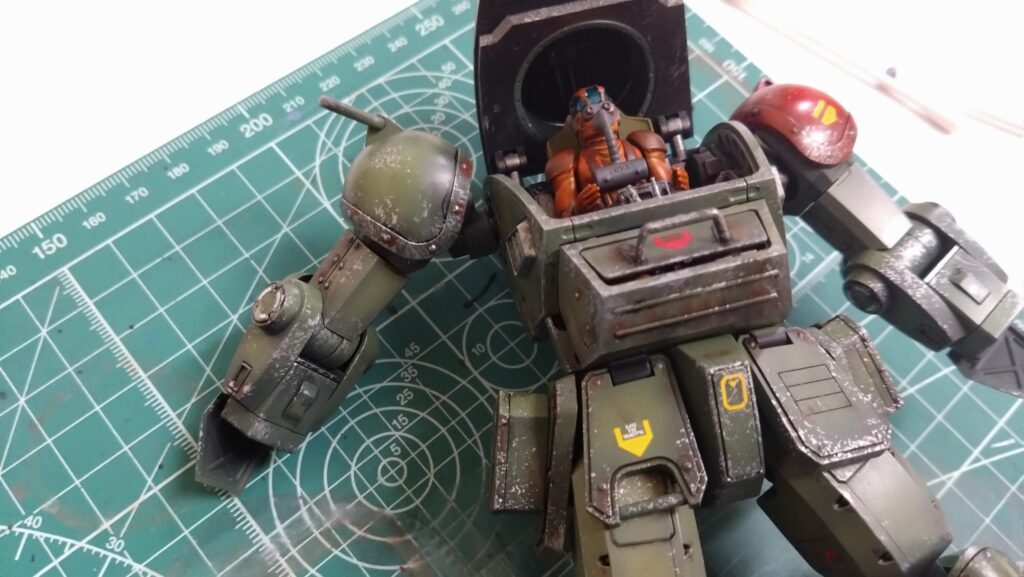 ウェーブ（WAVE）の1/24スケール スコープドッグ レッドショルダーカスタムを汚して完成させます。⑩　チッピングを施して塗装の剝がれや擦れを表現する。（装甲騎兵ボトムズ）の画像