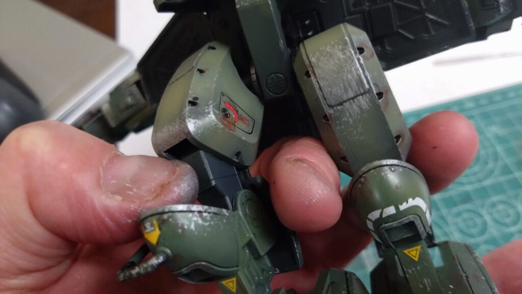 ウェーブ（WAVE）の1/24スケール スコープドッグ レッドショルダーカスタムを汚して完成させます。⑩　チッピングを施して塗装の剝がれや擦れを表現する。（装甲騎兵ボトムズ）の画像