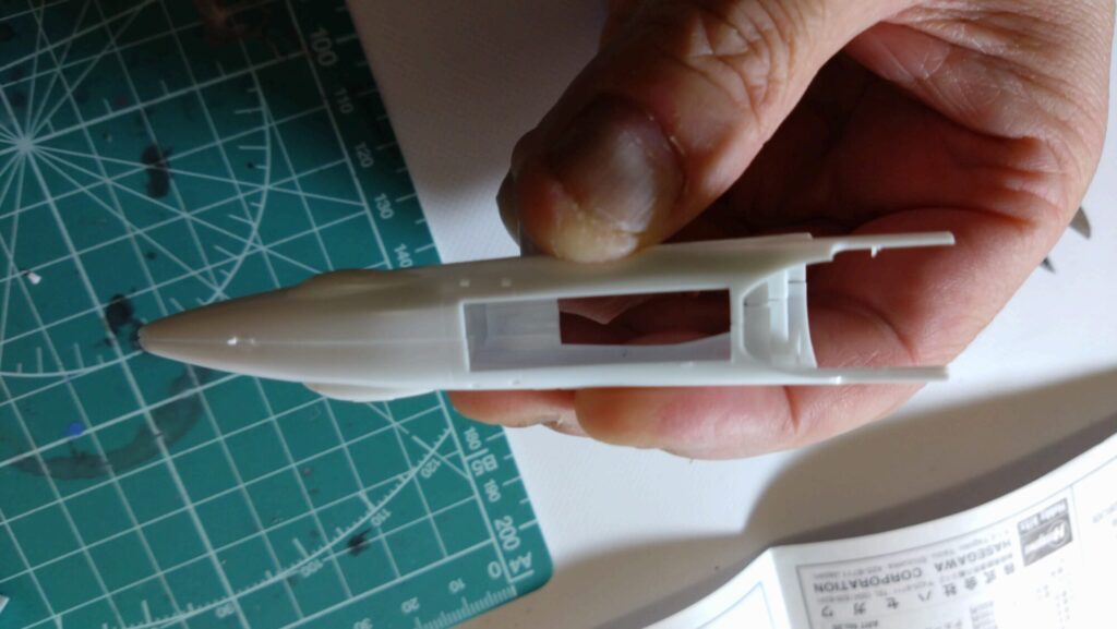 ハセガワ(Hasegawa)の1/72 VF-1 ストライクガウォークバルキリーを作成、コックピット部分の加工が必要の画像