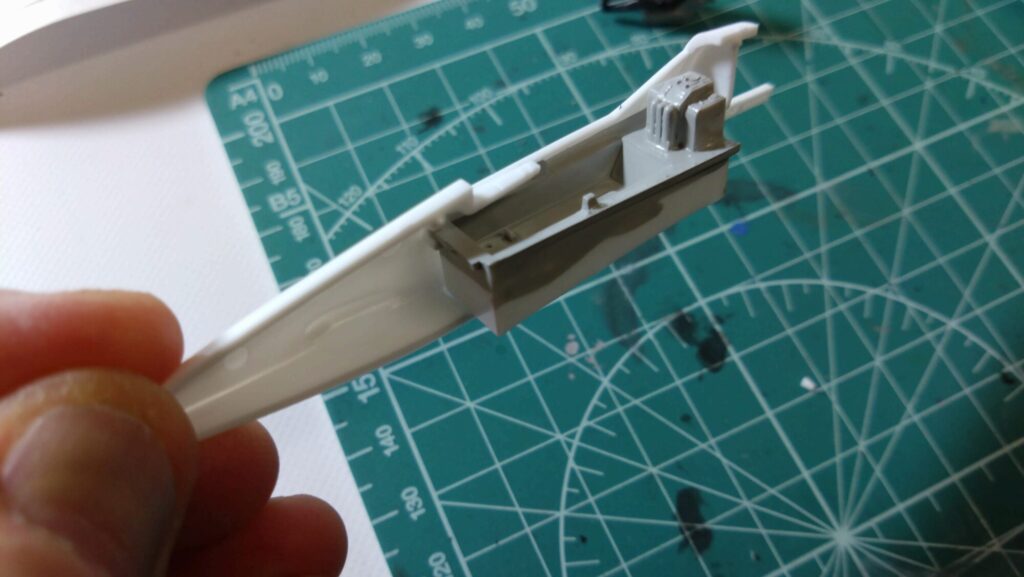 ハセガワ(Hasegawa)の1/72 VF-1 ストライクガウォークバルキリーを作成、コックピット部分の加工が必要の画像