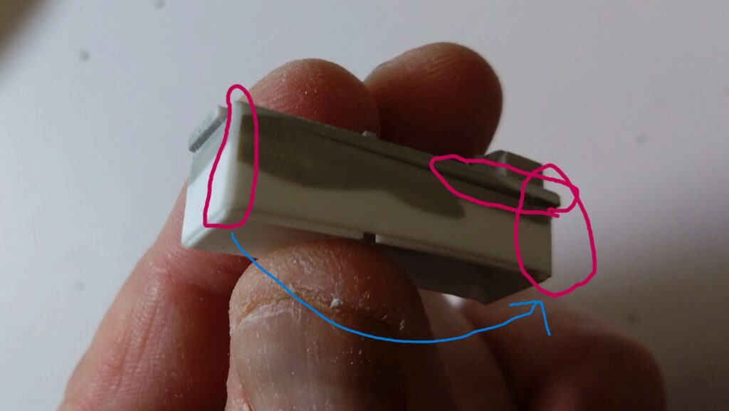 ハセガワ(Hasegawa)の1/72 VF-1 ストライクガウォークバルキリーを作成、コックピット部分の加工箇所の画像