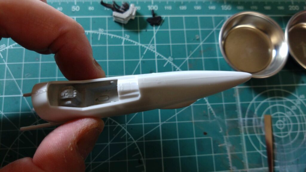 ハセガワ(Hasegawa)の1/72 VF-1 ストライクガウォークバルキリーを作成、コックピット部分の合わせ目の画像