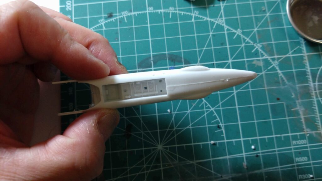 ハセガワ(Hasegawa)の1/72 VF-1 ストライクガウォークバルキリーを作成、コックピット部分の合わせ目の画像