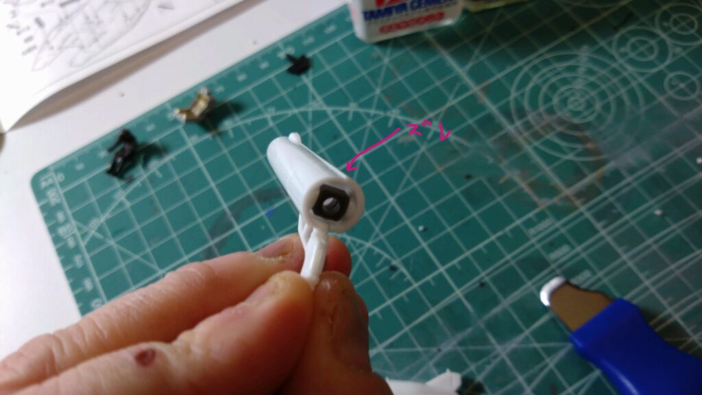 ストライクガウォークバルキリーを合わせ目消しのための接着作業の画像