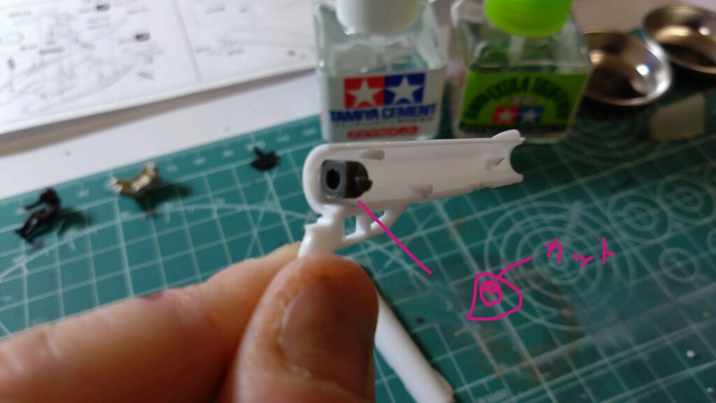 ストライクガウォークバルキリーを合わせ目消しのための接着作業の画像