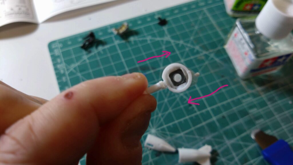 ストライクガウォークバルキリーを合わせ目消しのための接着作業の画像