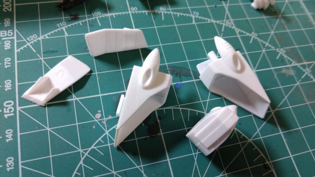 ストライクガウォークバルキリーを合わせ目消しのための接着作業の画像