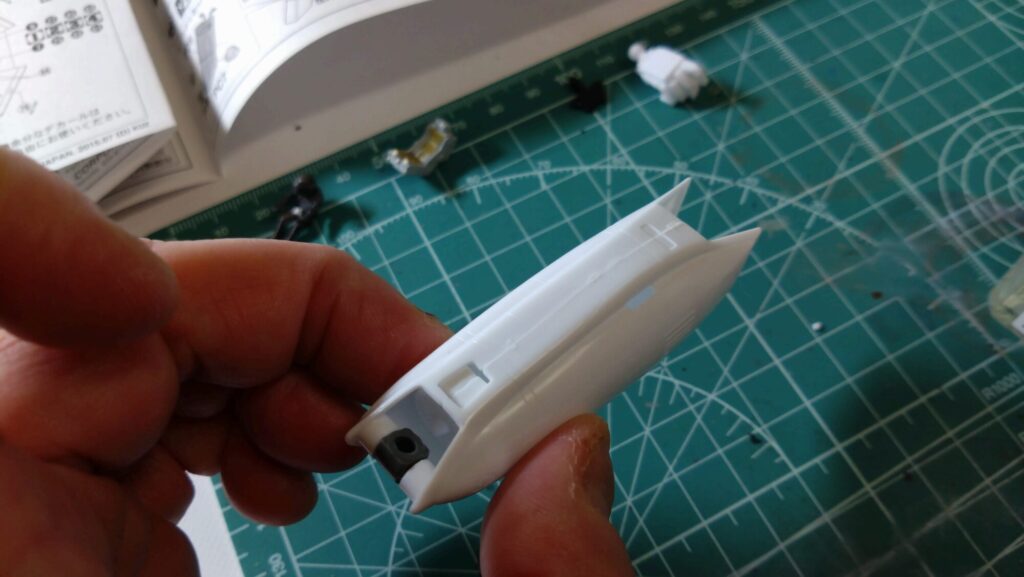 ストライクガウォークバルキリーを合わせ目消しのための接着作業の画像