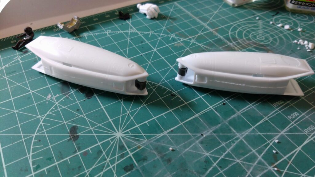 ストライクガウォークバルキリーを合わせ目消しのための接着作業の画像