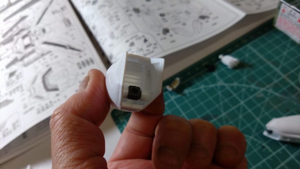 ストライクガウォークバルキリーを合わせ目消しのための接着作業の画像