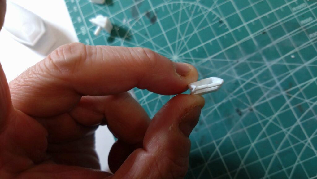 ストライクガウォークバルキリーを合わせ目消しのための接着作業の画像