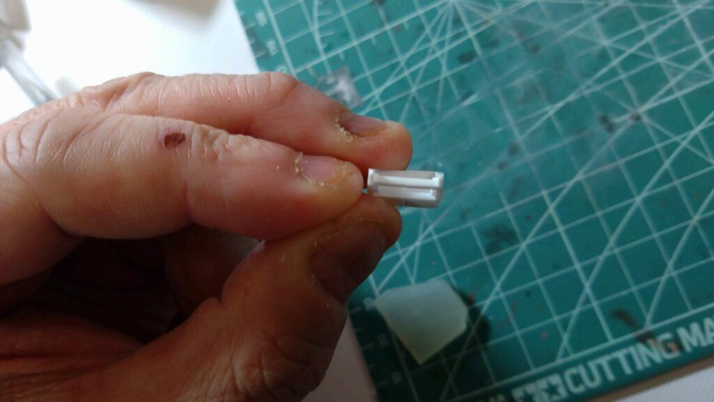 ストライクガウォークバルキリーを合わせ目消しのための接着作業の画像