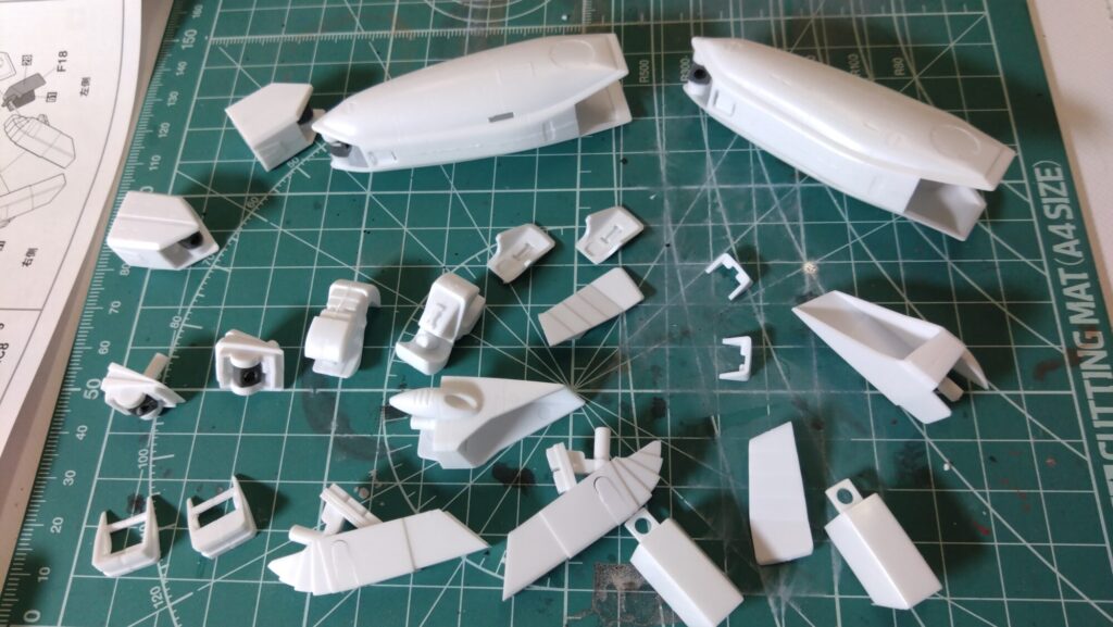 ストライクガウォークバルキリーを合わせ目消しのための接着作業の画像