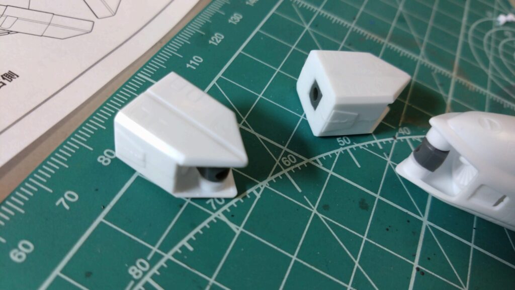 ストライクガウォークバルキリーを合わせ目消しのための接着作業の画像