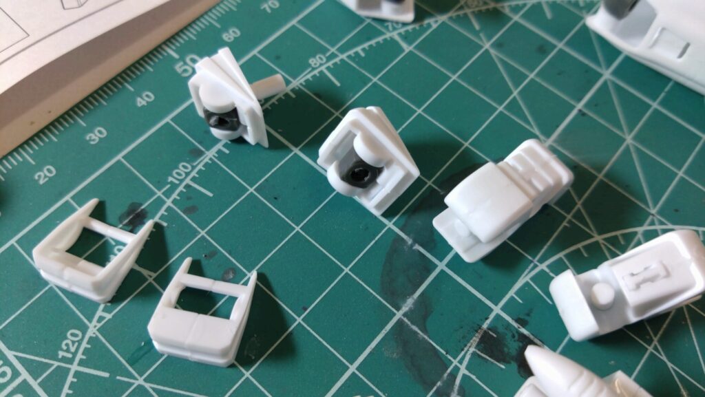 ストライクガウォークバルキリーを合わせ目消しのための接着作業の画像