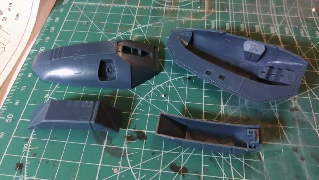 ストライクガウォークバルキリーを合わせ目消しのための接着作業の画像