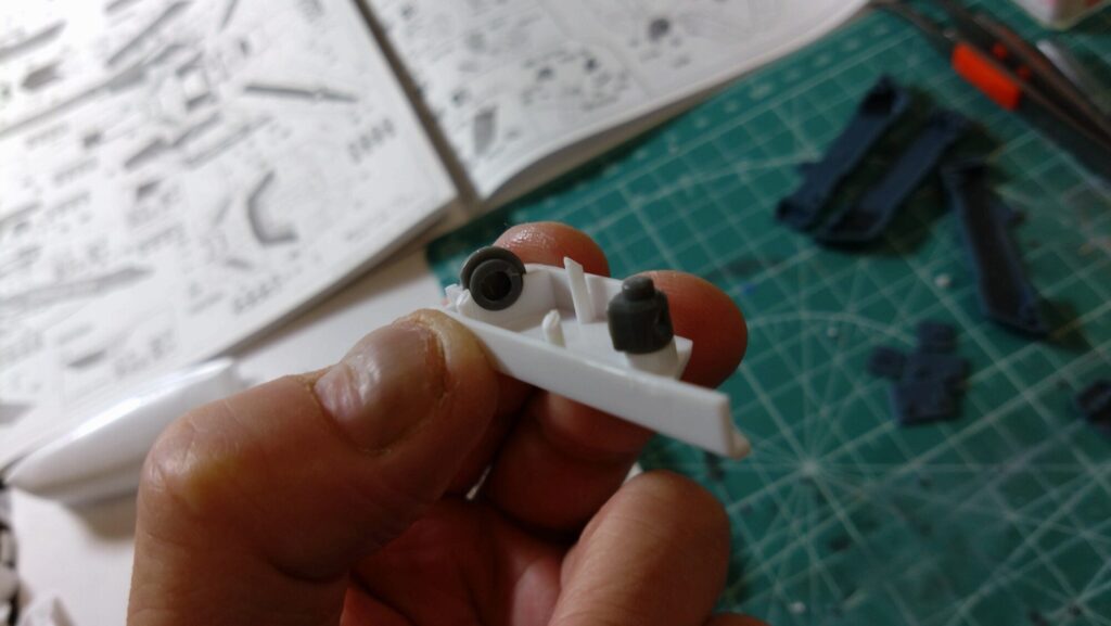 ストライクガウォークバルキリーを合わせ目消しのための接着作業の画像