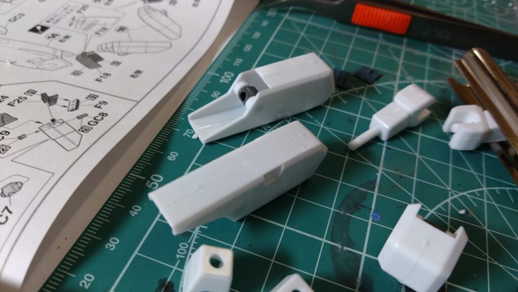 ストライクガウォークバルキリーを合わせ目消しのための接着作業の画像