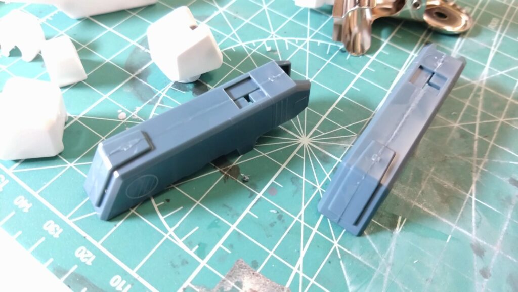 ストライクガウォークバルキリーを合わせ目消しのための接着作業の画像