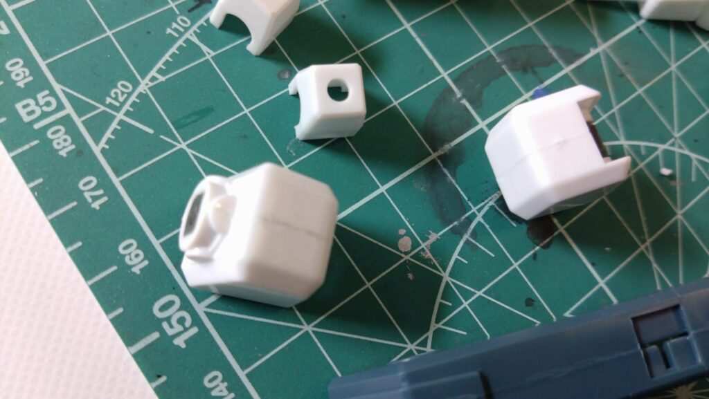 ストライクガウォークバルキリーを合わせ目消しのための接着作業の画像