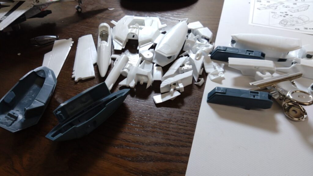 ストライクガウォークバルキリーを合わせ目消しのための接着作業の画像