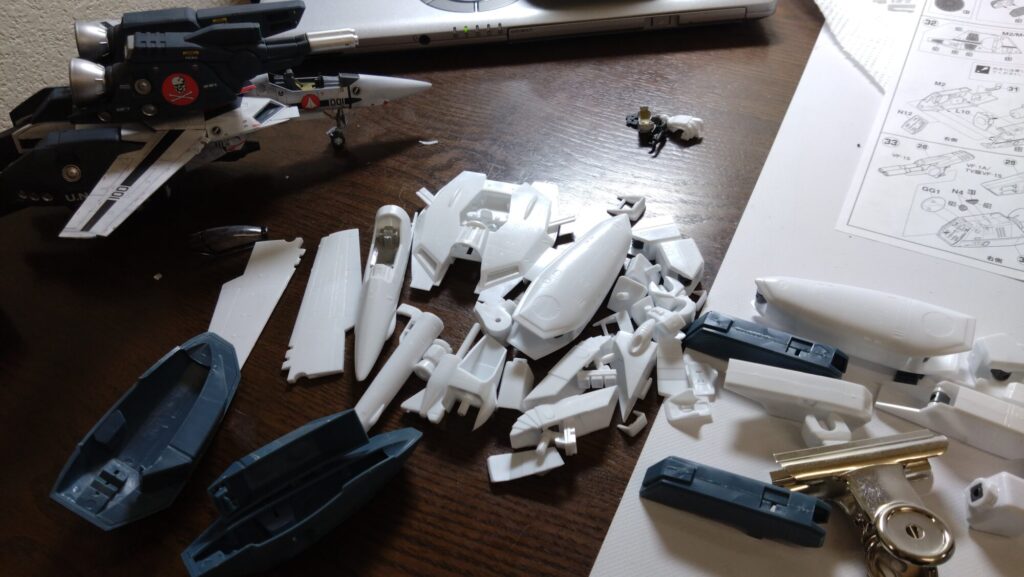 ストライクガウォークバルキリーを合わせ目消しのための接着作業の画像