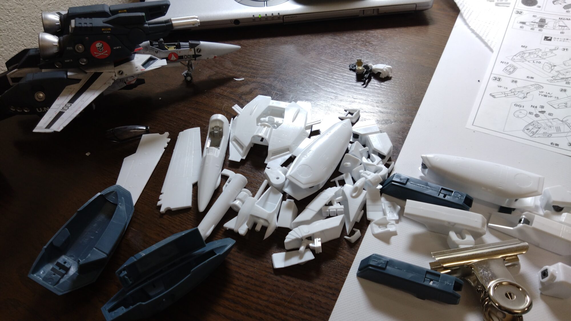 ストライクガウォークバルキリーを合わせ目消しのための接着作業の画像