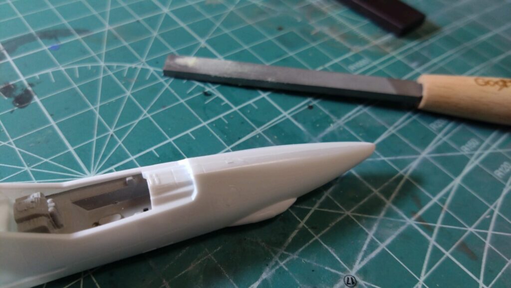 ハセガワ(Hasegawa)の1/72 VF-1 ストライクガウォークバルキリーを作成します。④。合わせ目消しは削る技術とツールが重要です。