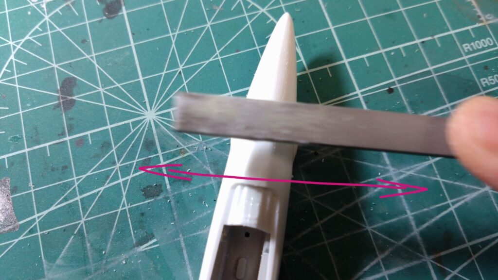 ハセガワ(Hasegawa)の1/72 VF-1 ストライクガウォークバルキリーを作成します。④。合わせ目消しは削る技術とツールが重要です。