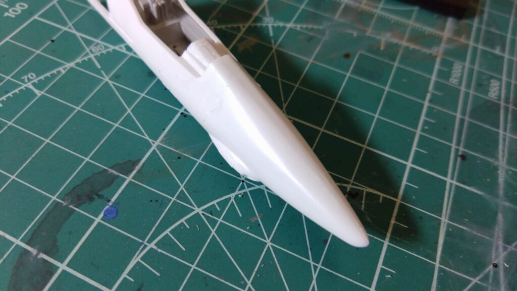 ハセガワ(Hasegawa)の1/72 VF-1 ストライクガウォークバルキリーを作成します。④。合わせ目消しは削る技術とツールが重要です。