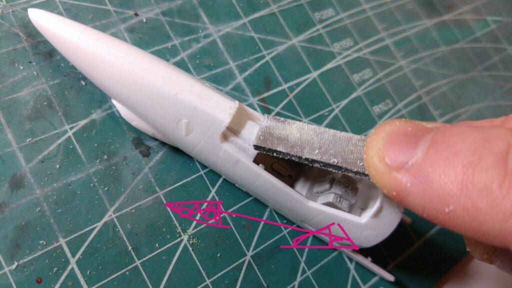 ハセガワ(Hasegawa)の1/72 VF-1 ストライクガウォークバルキリーを作成します。④。合わせ目消しは削る技術とツールが重要です。