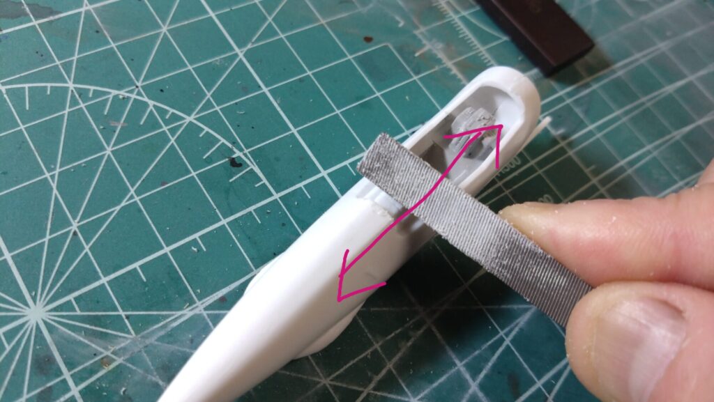 ハセガワ(Hasegawa)の1/72 VF-1 ストライクガウォークバルキリーを作成します。④。合わせ目消しは削る技術とツールが重要です。