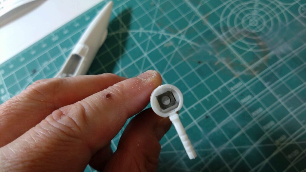 ハセガワ(Hasegawa)の1/72 VF-1 ストライクガウォークバルキリーを作成します。④。合わせ目消しは削る技術とツールが重要です。