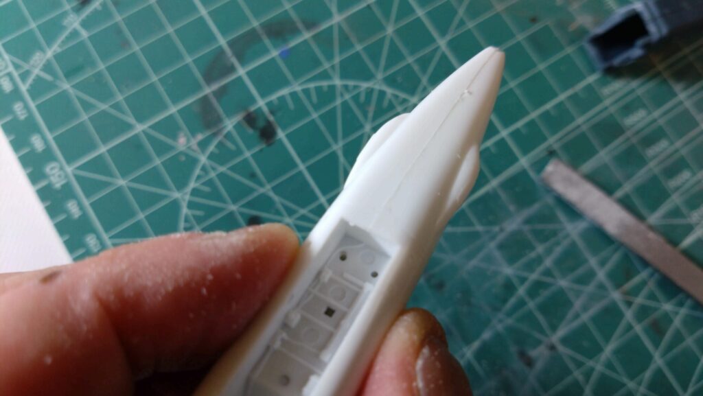 ハセガワ(Hasegawa)の1/72 VF-1 ストライクガウォークバルキリーを作成します。④。合わせ目消しは削る技術とツールが重要です。