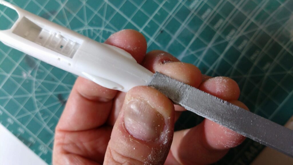 ハセガワ(Hasegawa)の1/72 VF-1 ストライクガウォークバルキリーを作成します。④。合わせ目消しは削る技術とツールが重要です。